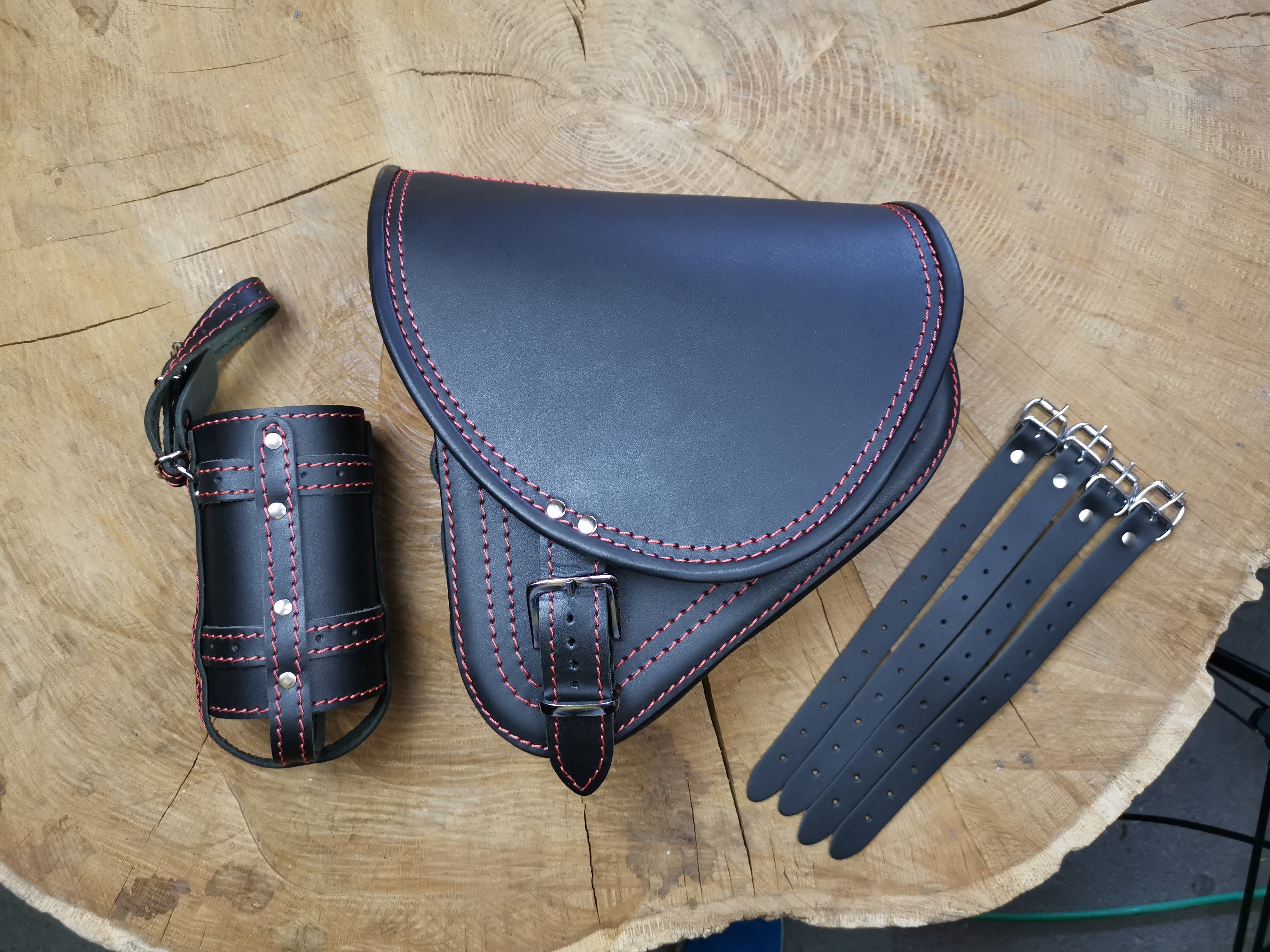 Diablo rot Schwingentasche + Schwingenhalter Softail ab 2018