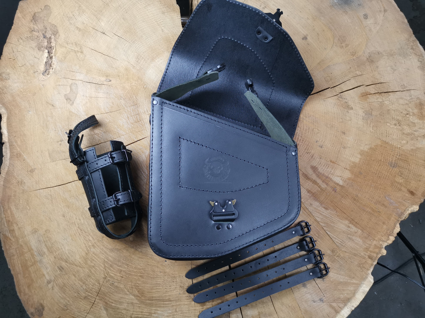 Odin Blackline Schwingentasche + Schwingenhalter Softail bis 2017