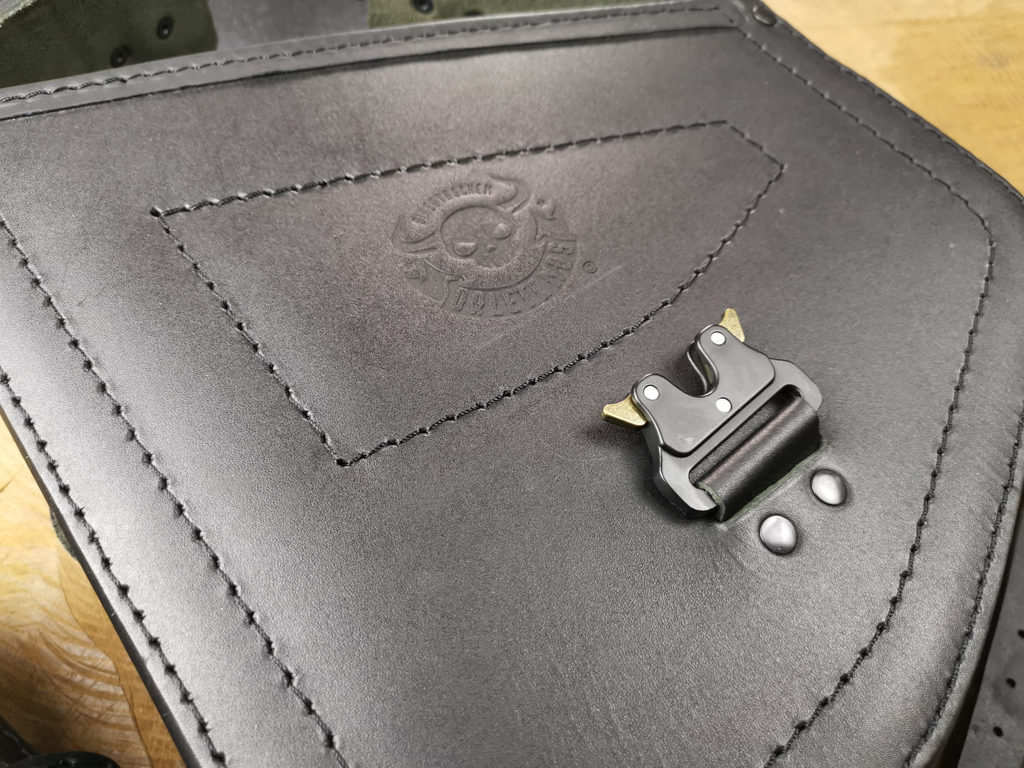 Odin Blackline Schwingentasche + Schwingenhalter Softail bis 2017