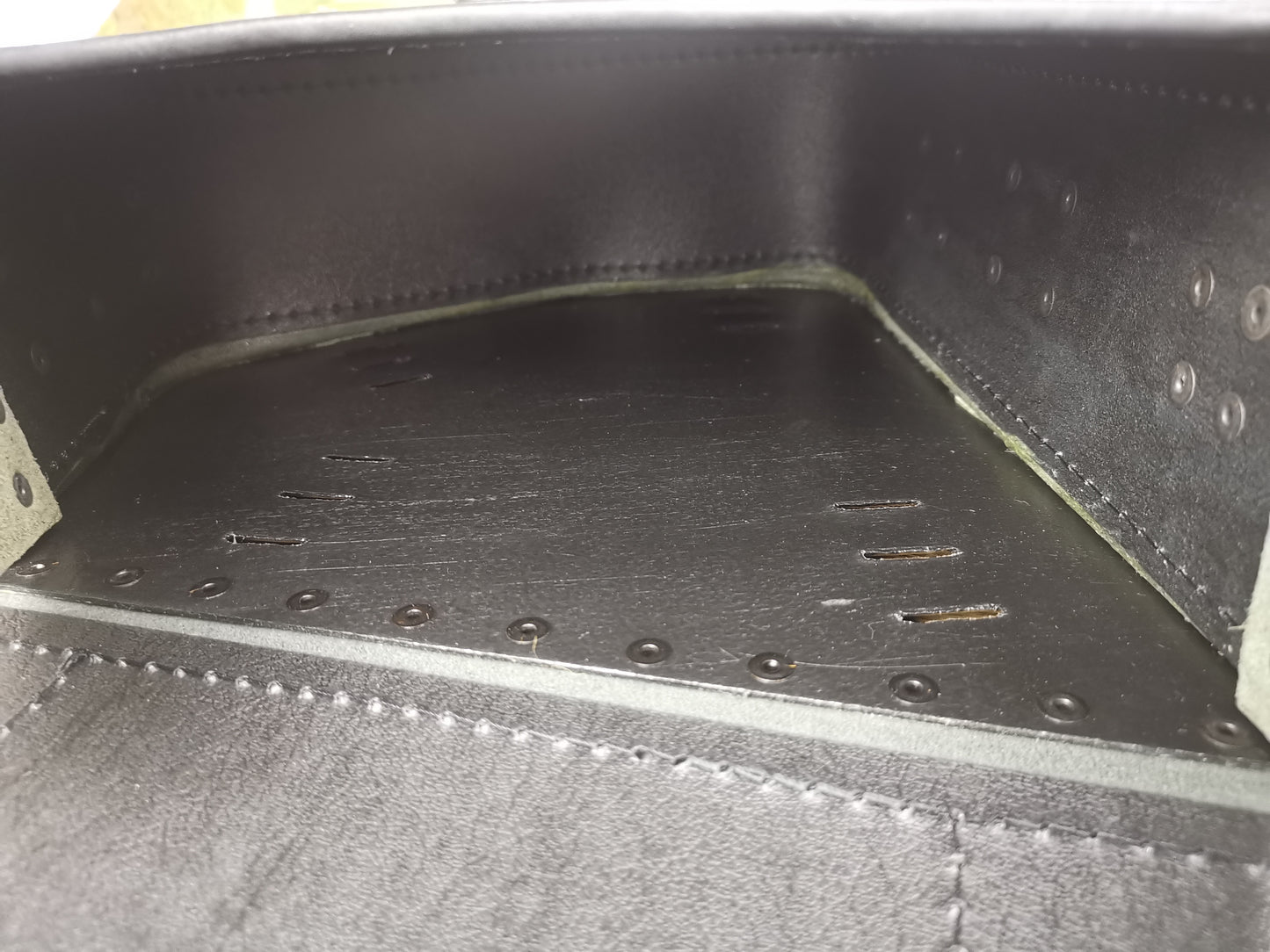 Odin Blackline Schwingentasche + Schwingenhalter Softail bis 2017