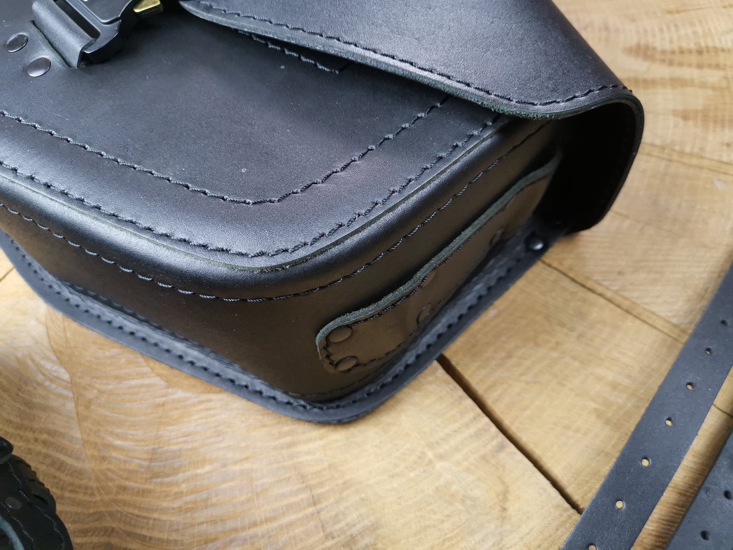 Odin Blackline Schwingentasche + Schwingenhalter Softail bis 2017