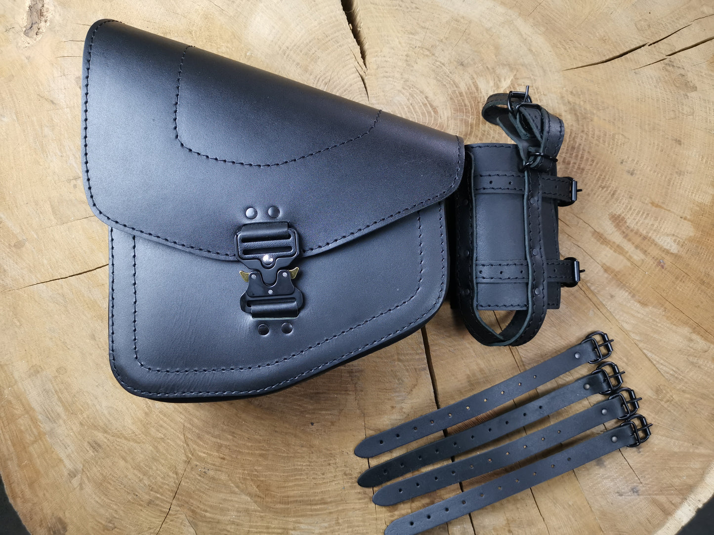 Odin Blackline Schwingentasche + Schwingenhalter Softail bis 2017