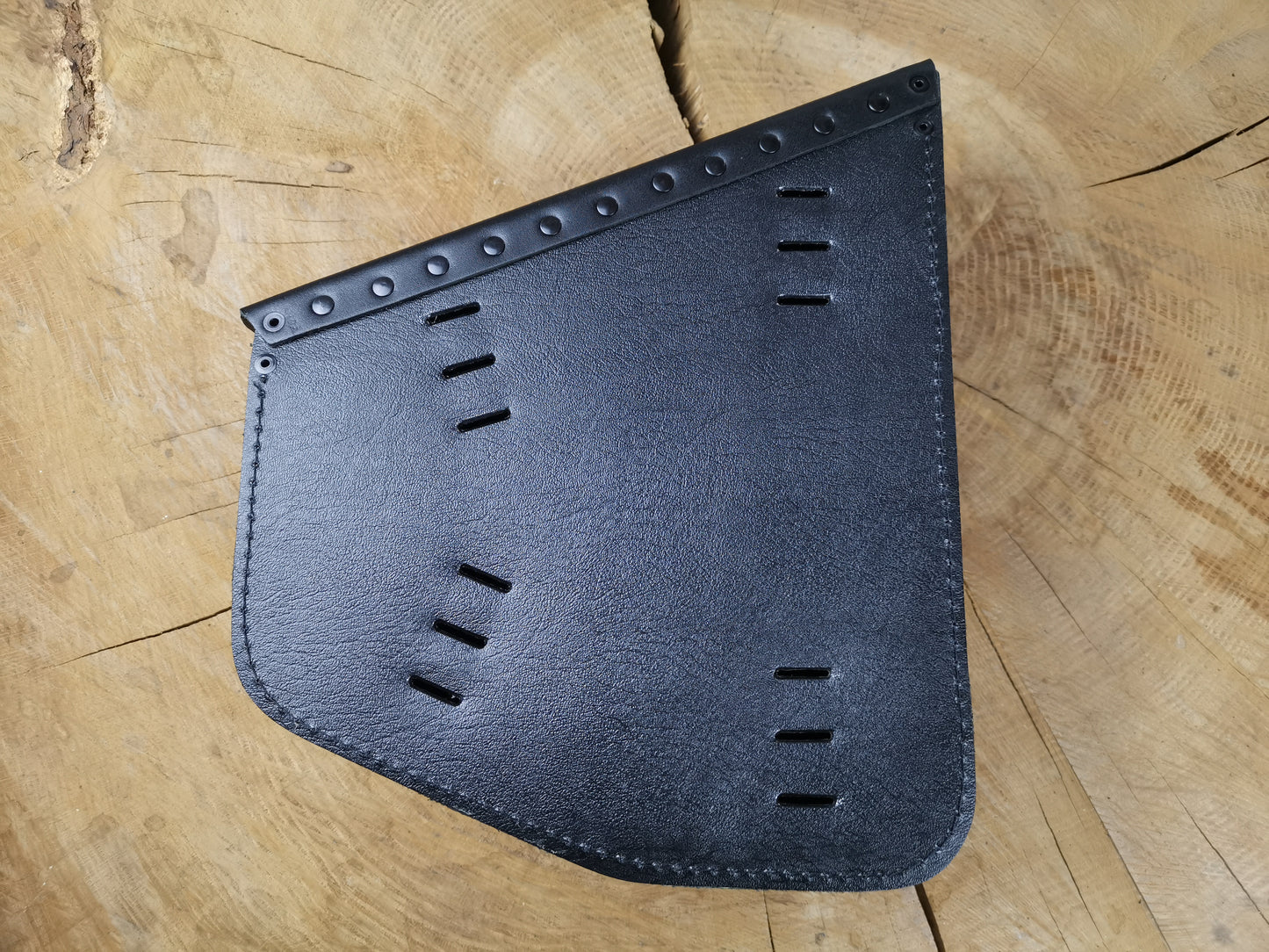 Odin Blackline Schwingentasche + Schwingenhalter Softail bis 2017