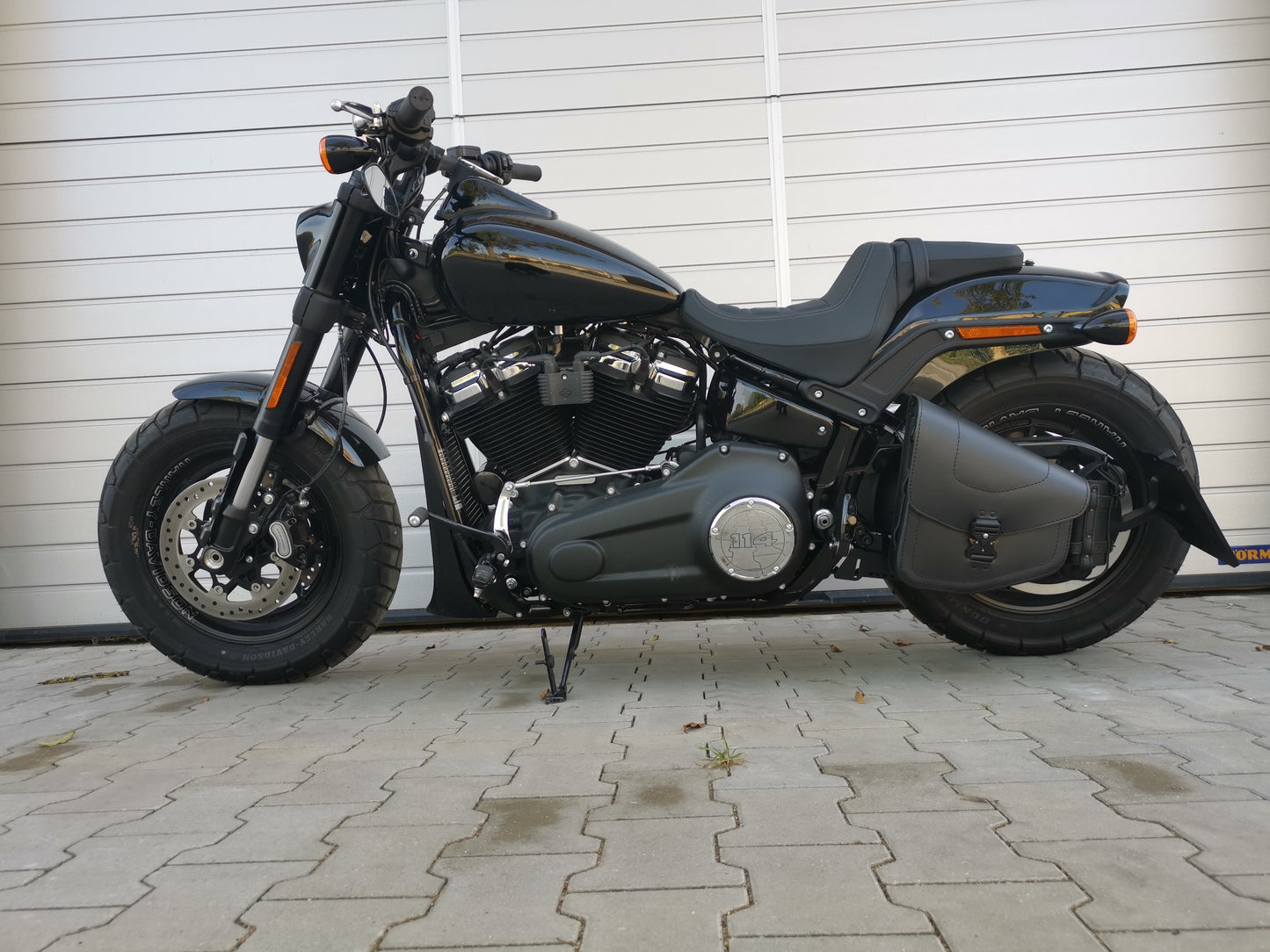 Odin Blackline Schwingentasche + Schwingenhalter Softail bis 2017