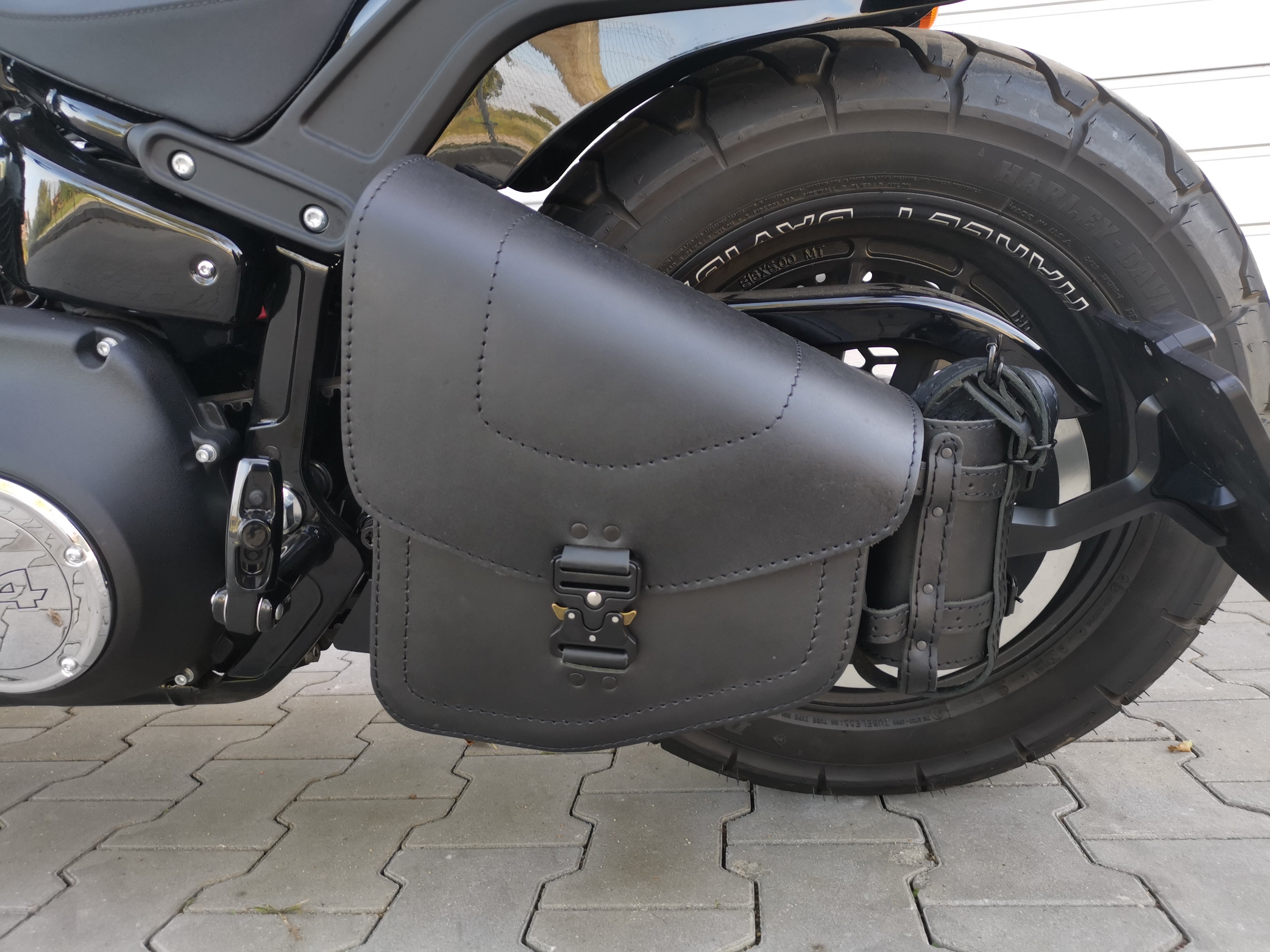 Odin Blackline Schwingentasche + Schwingenhalter Softail ab 2018