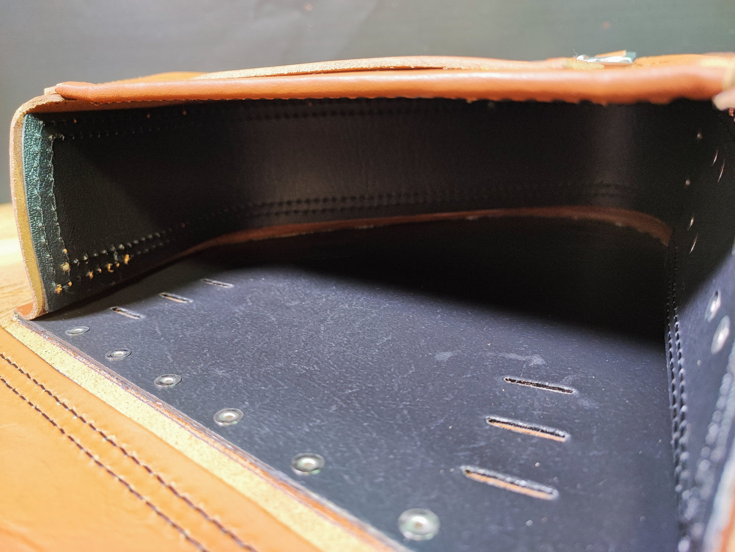 Diablo Kupferbraun Schwingentasche mit Flaschenhalter passend für Harley-Davidson Softail