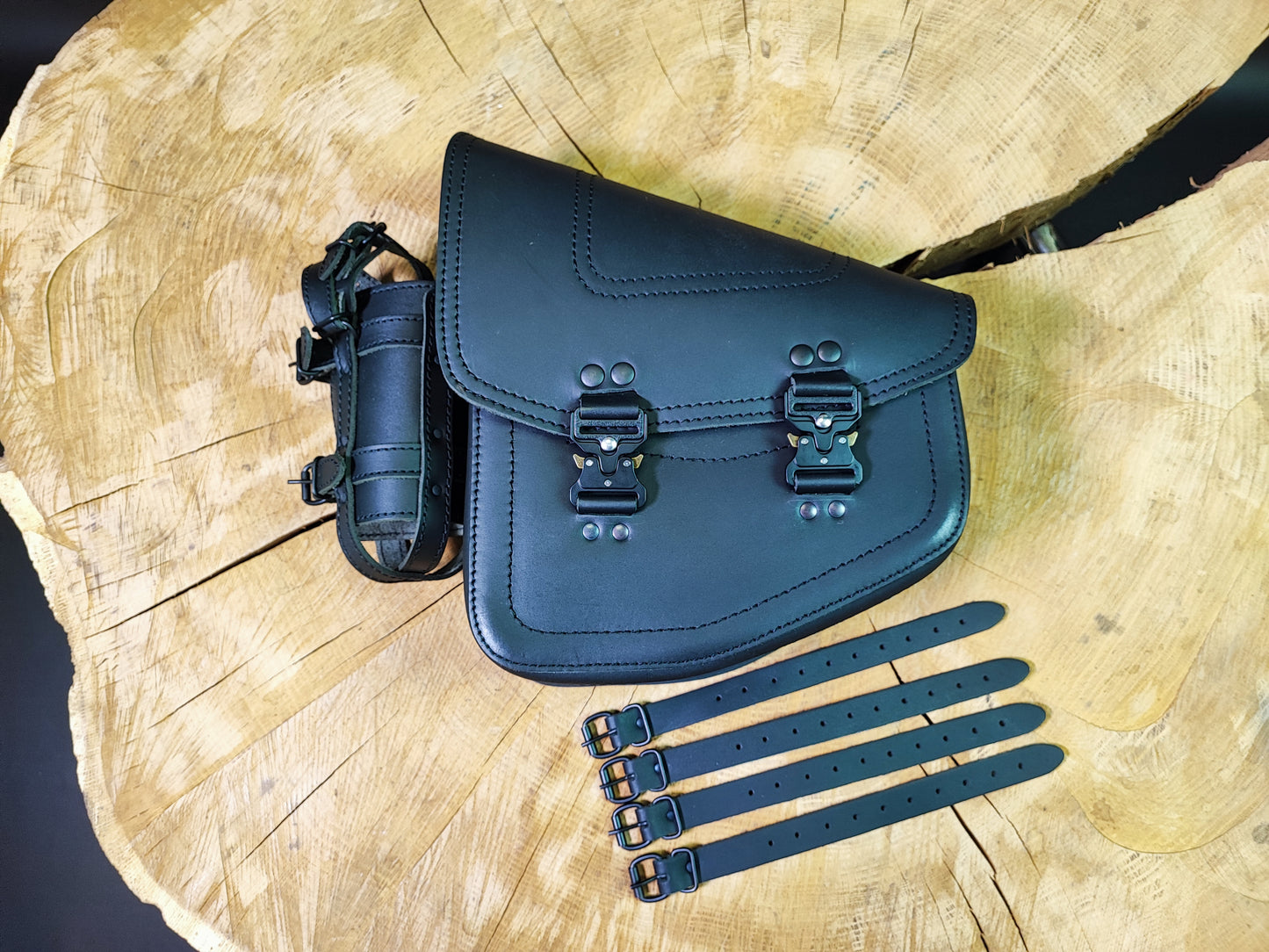 Bullet Blackline Schwingentasche Set + Schwingenhalter Softail bis 2017