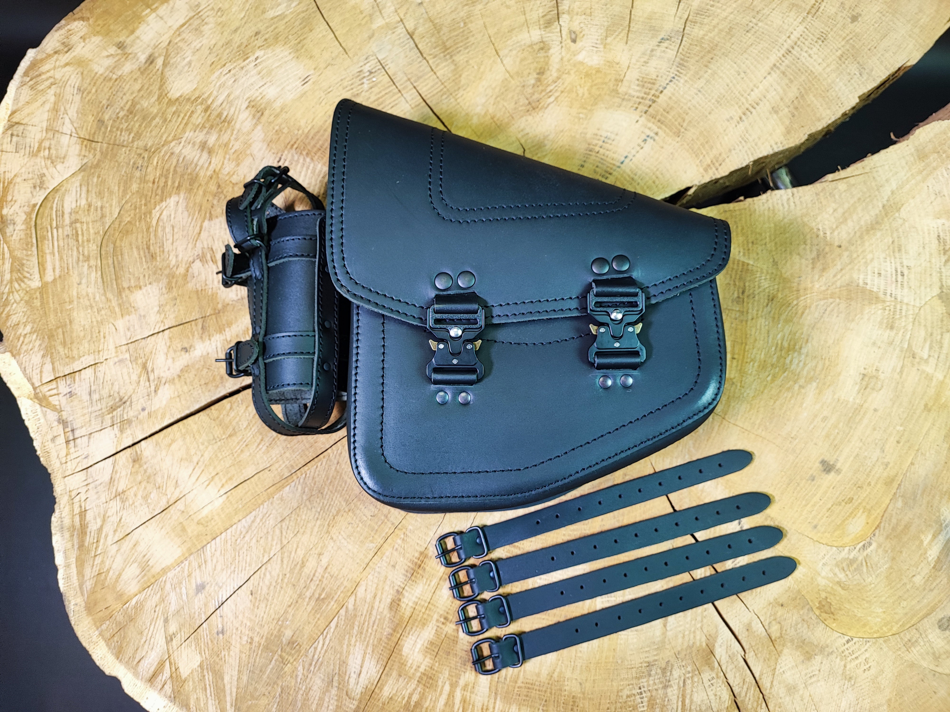 Bullet Blackline Schwingentasche Set + Schwingenhalter Softail ab 2018