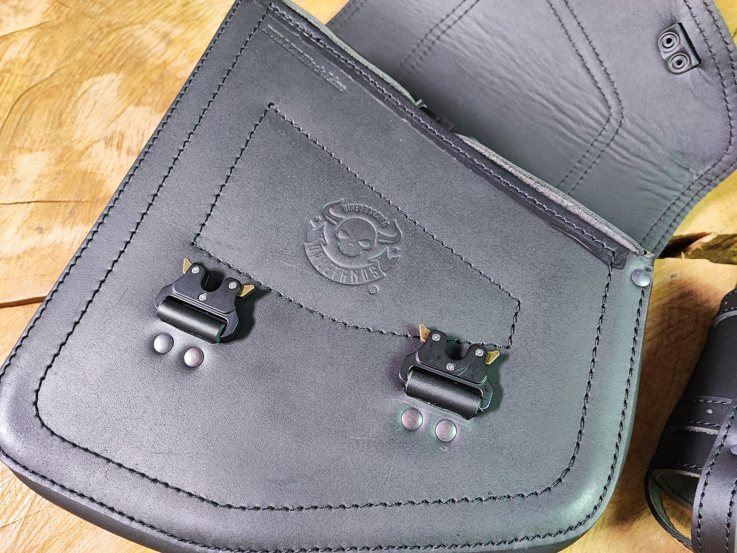 Bullet Blackline Schwingentasche Set + Schwingenhalter Softail bis 2017