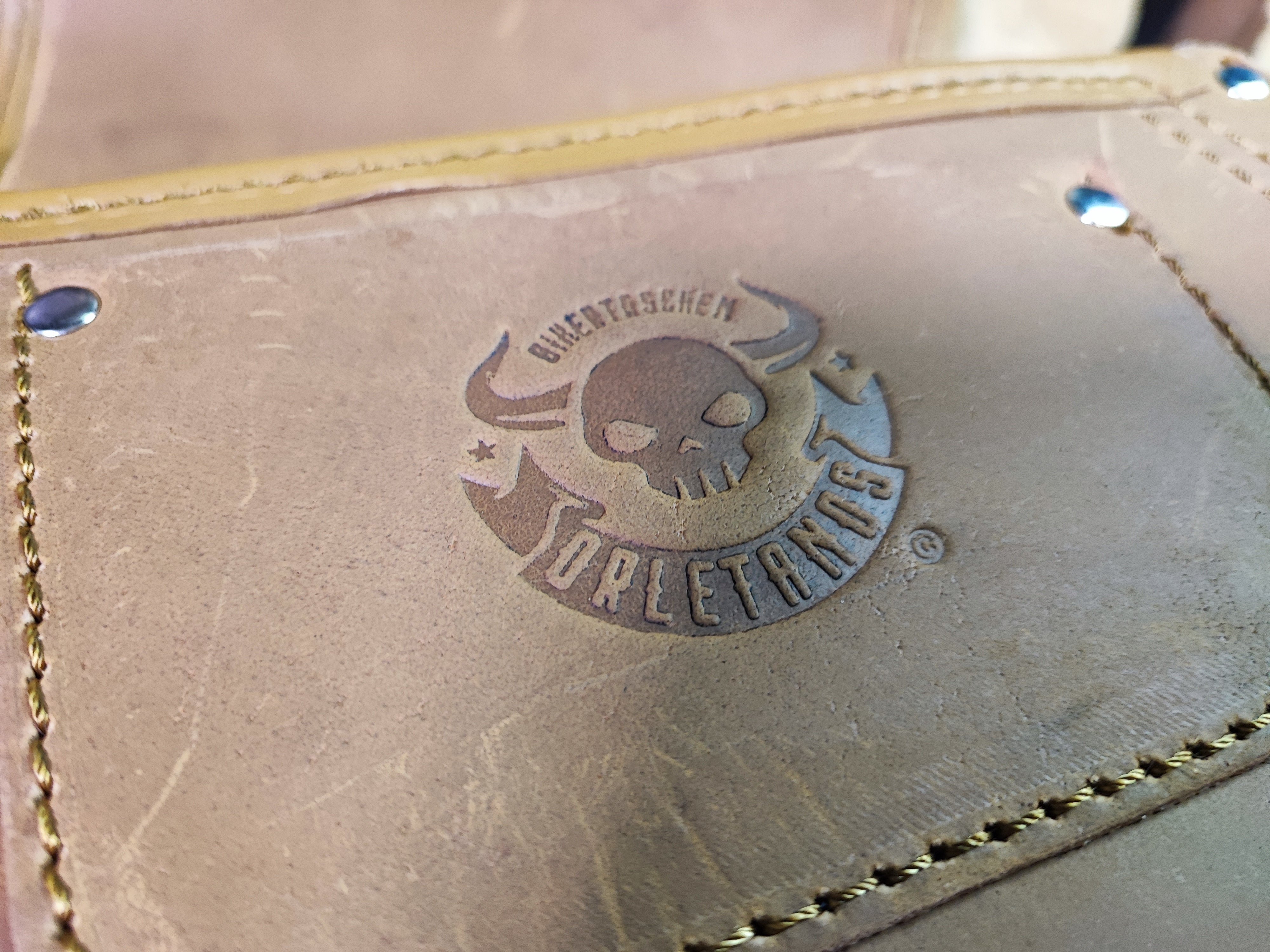 Diablo Hellbraun mit Flaschenhalter passend für Harley-Davidson Softail