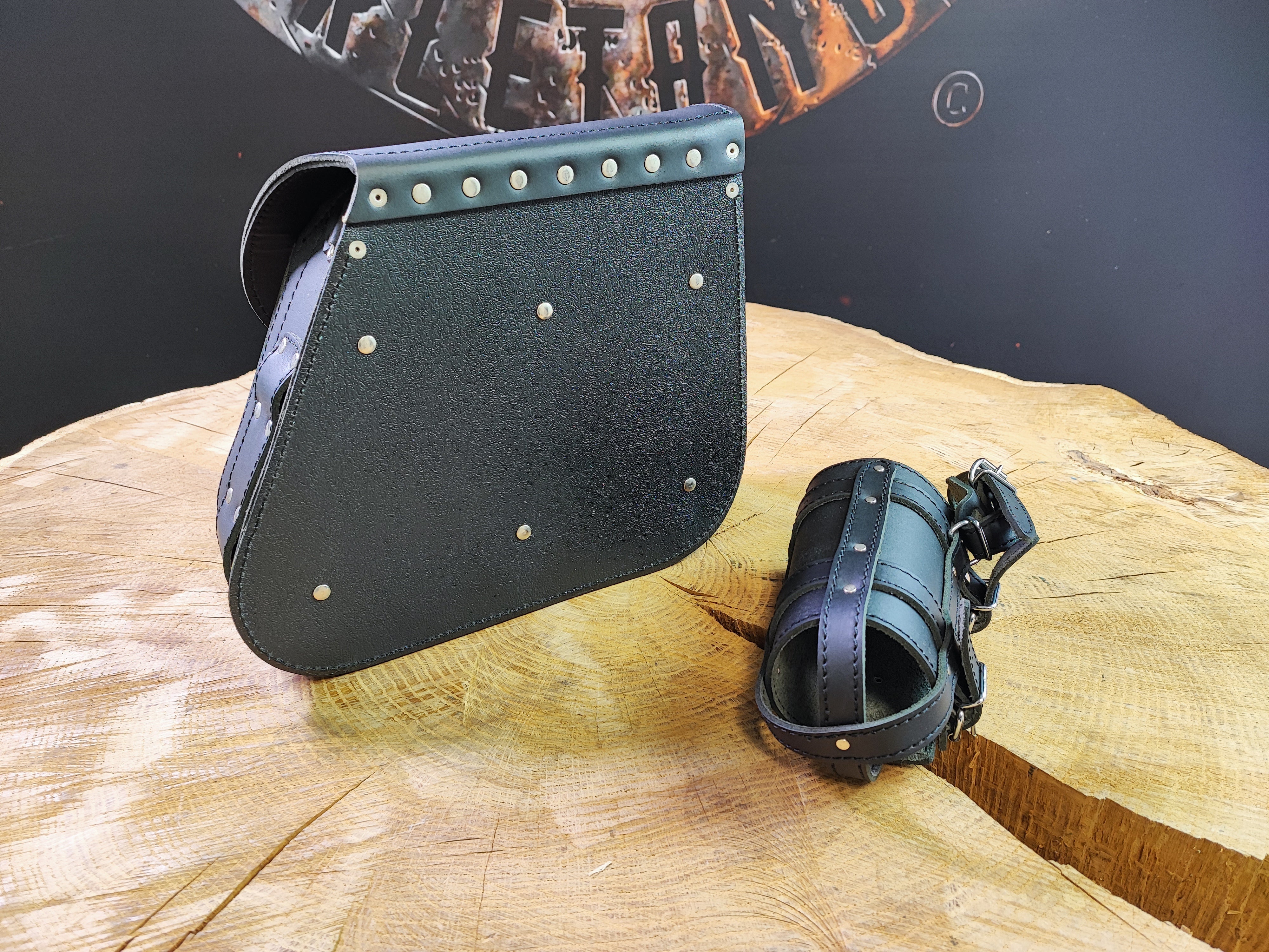 Sporty Clean Schwarz + Halter passend für Sportster Schwingentaschen