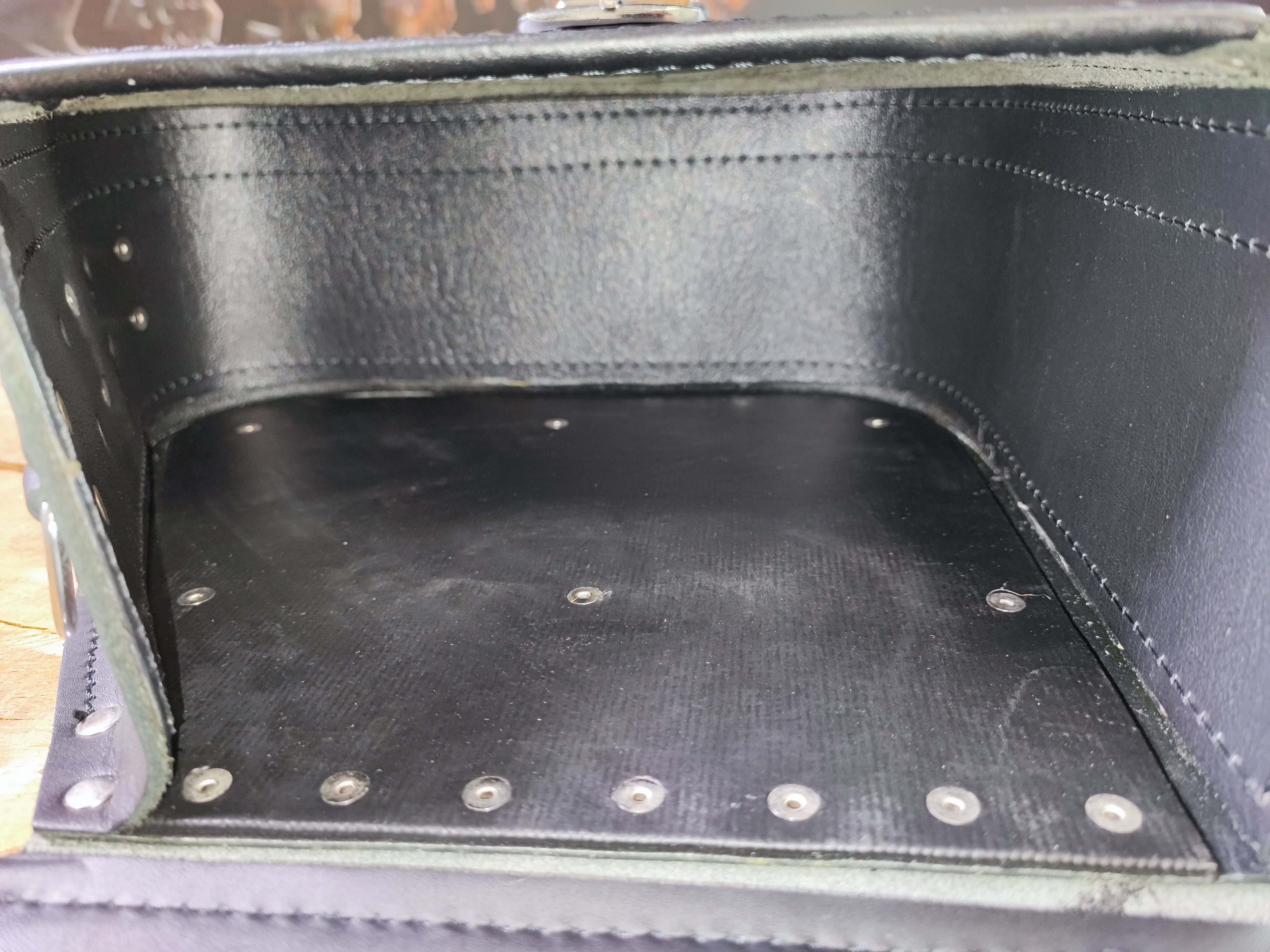 Sporty Clean Schwarz + Halter passend für Sportster Schwingentaschen