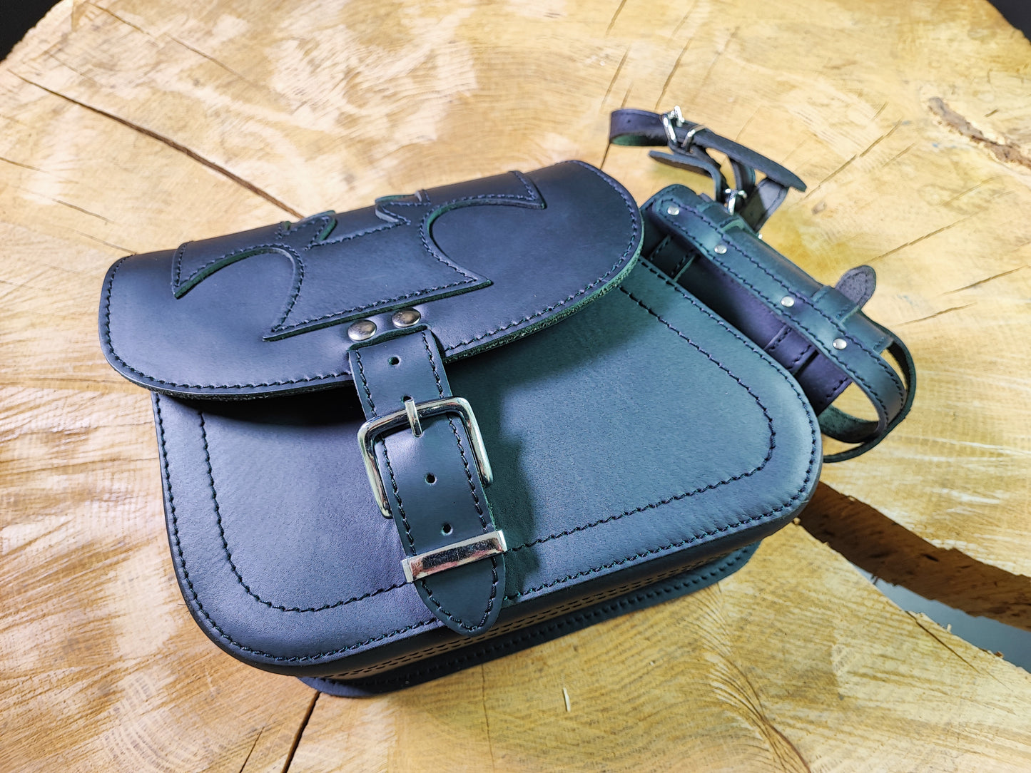 Sporty Malteser schwarz Schwingentasche mit Flaschenhalter passend für Harley-Davidson Sportster