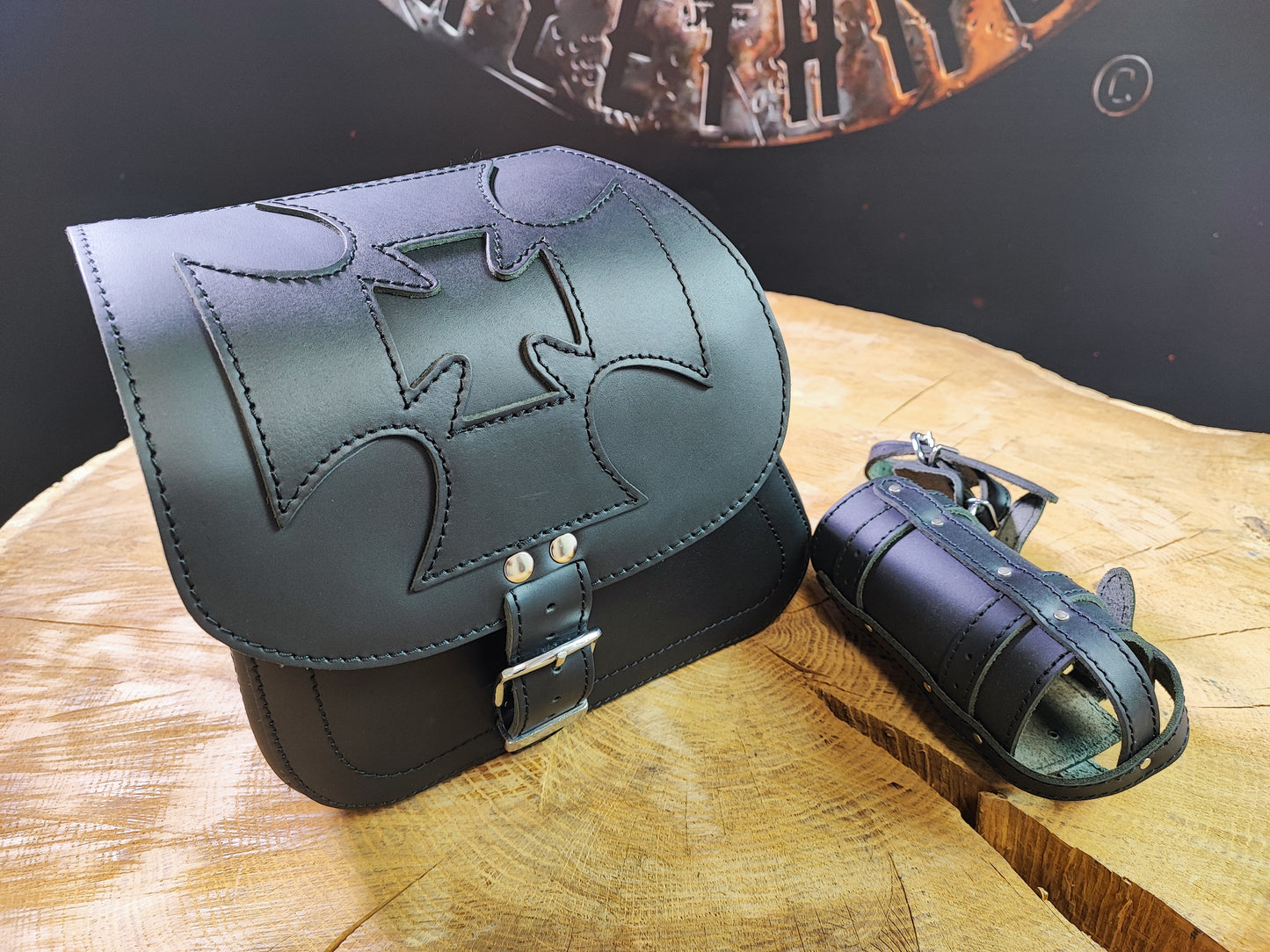 Sporty Malteser schwarz Schwingentasche mit Flaschenhalter passend für Harley-Davidson Sportster