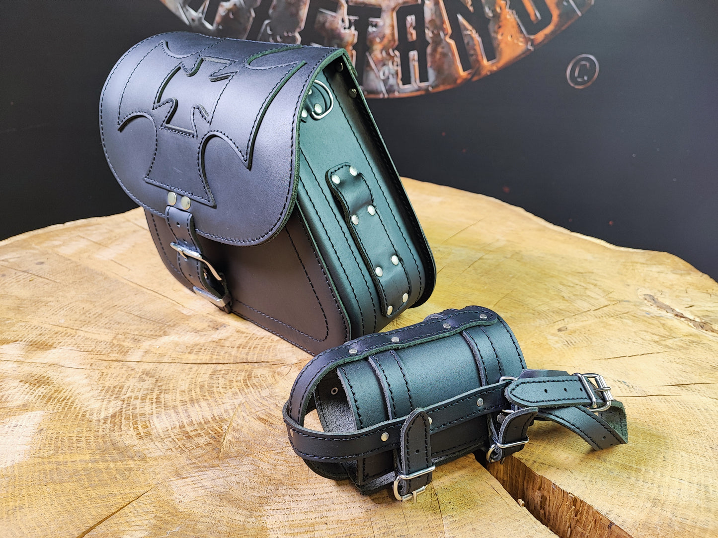 Sporty Malteser schwarz Schwingentasche mit Flaschenhalter passend für Harley-Davidson Sportster