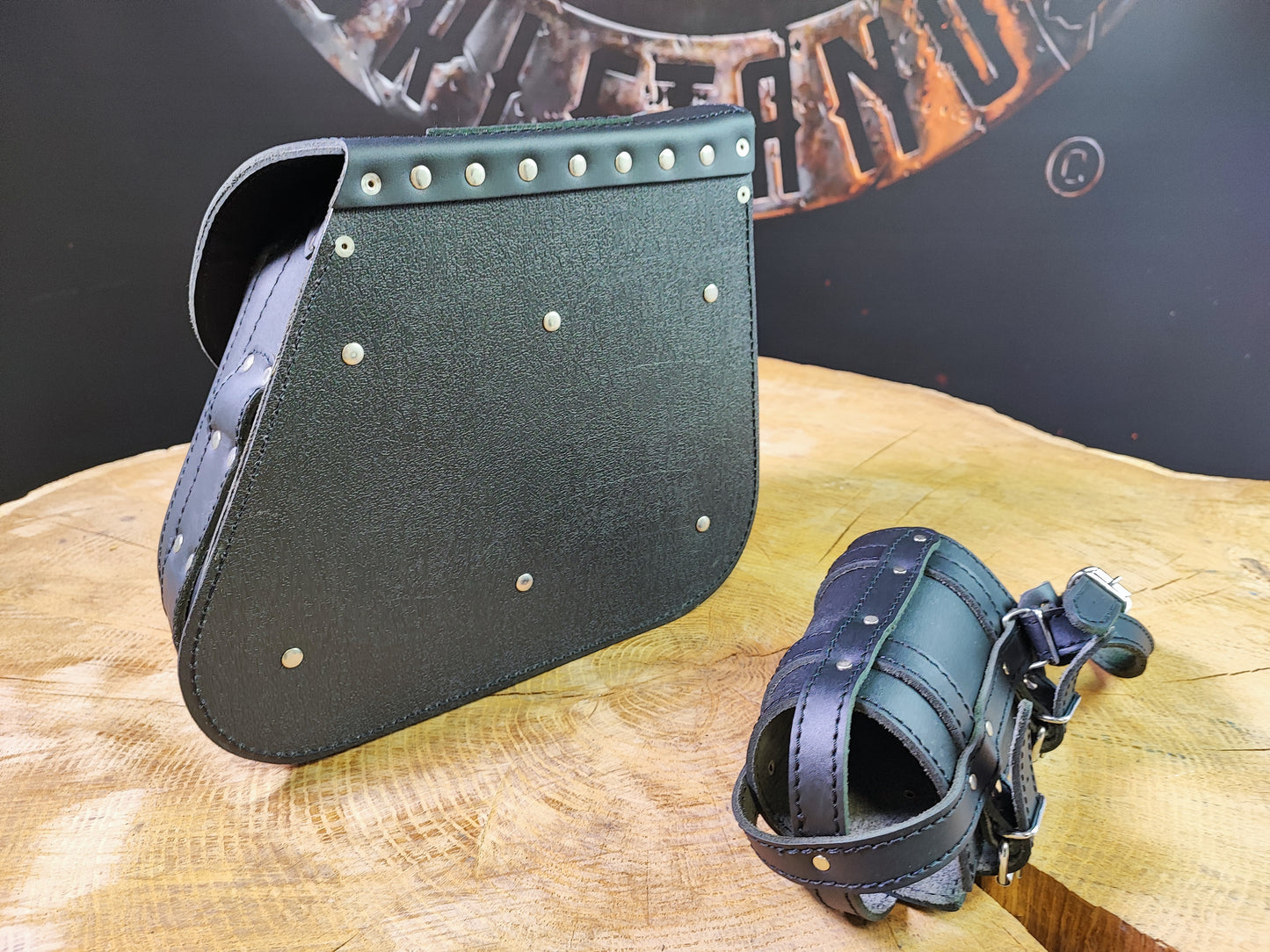 Sporty Malteser schwarz Schwingentasche mit Flaschenhalter passend für Harley-Davidson Sportster