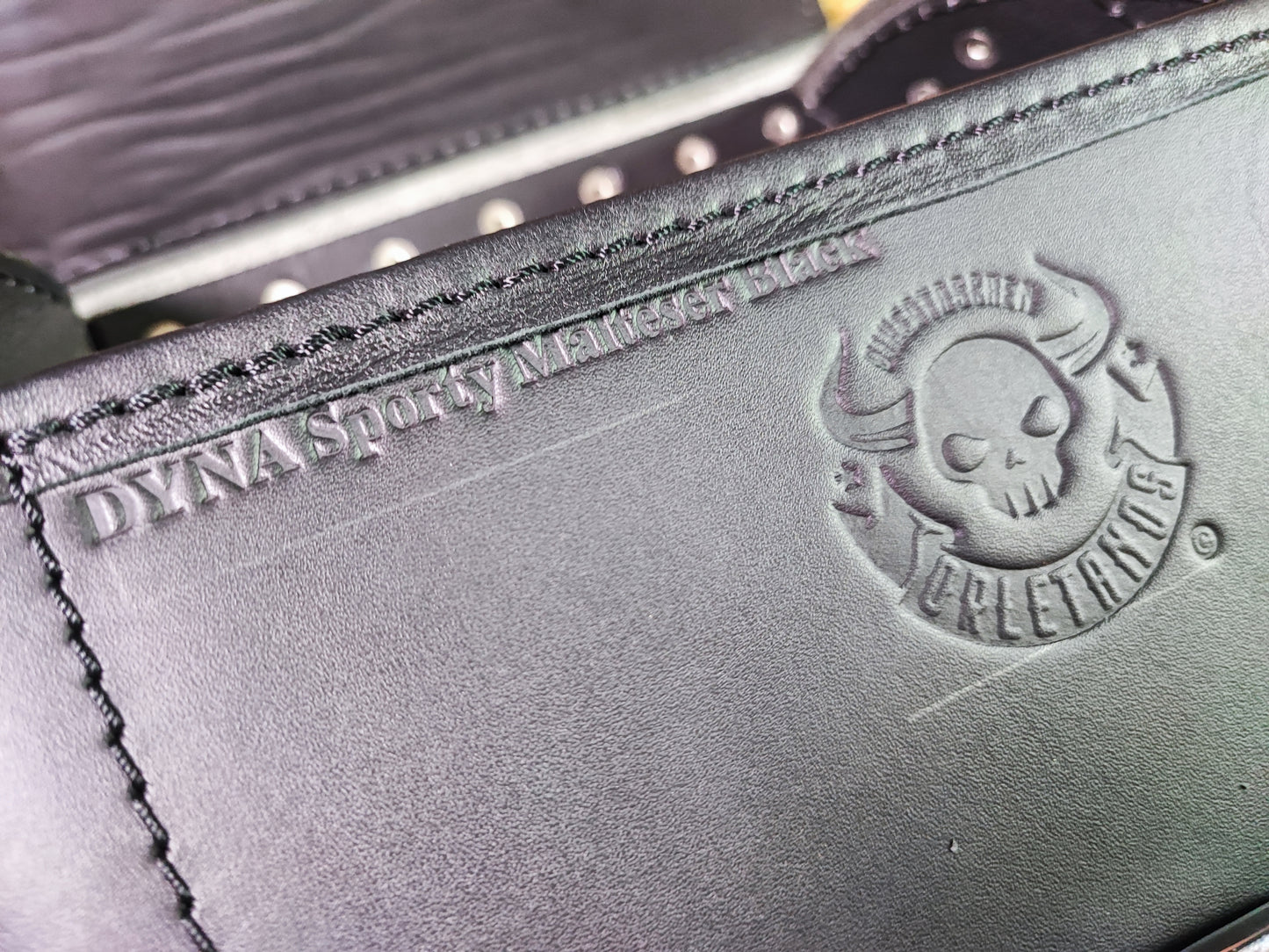 Sporty Malteser schwarz Schwingentasche mit Flaschenhalter passend für Harley-Davidson Sportster