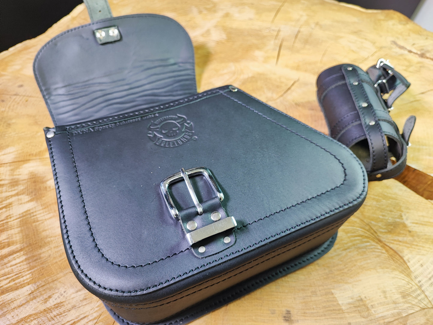 Sporty Malteser schwarz Schwingentasche mit Flaschenhalter passend für Harley-Davidson Sportster