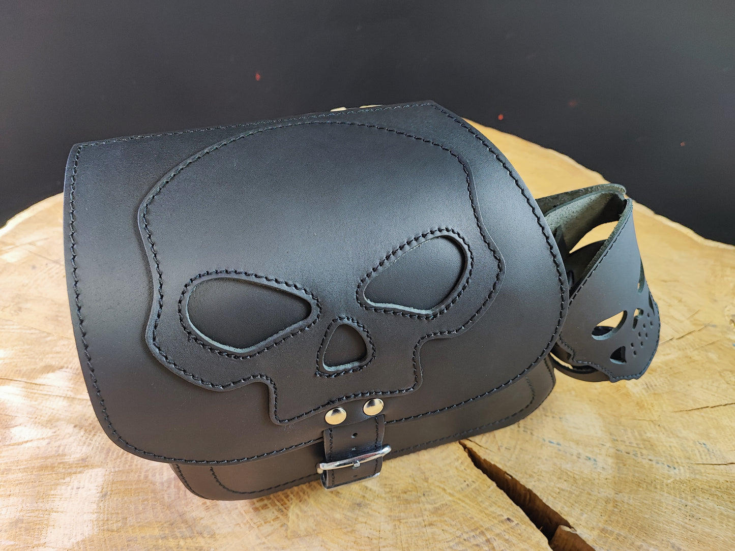 Dyna Skull Schwarz Schwingentasche mit Flaschenhalter passend für Harley-Davidson Street Bob
