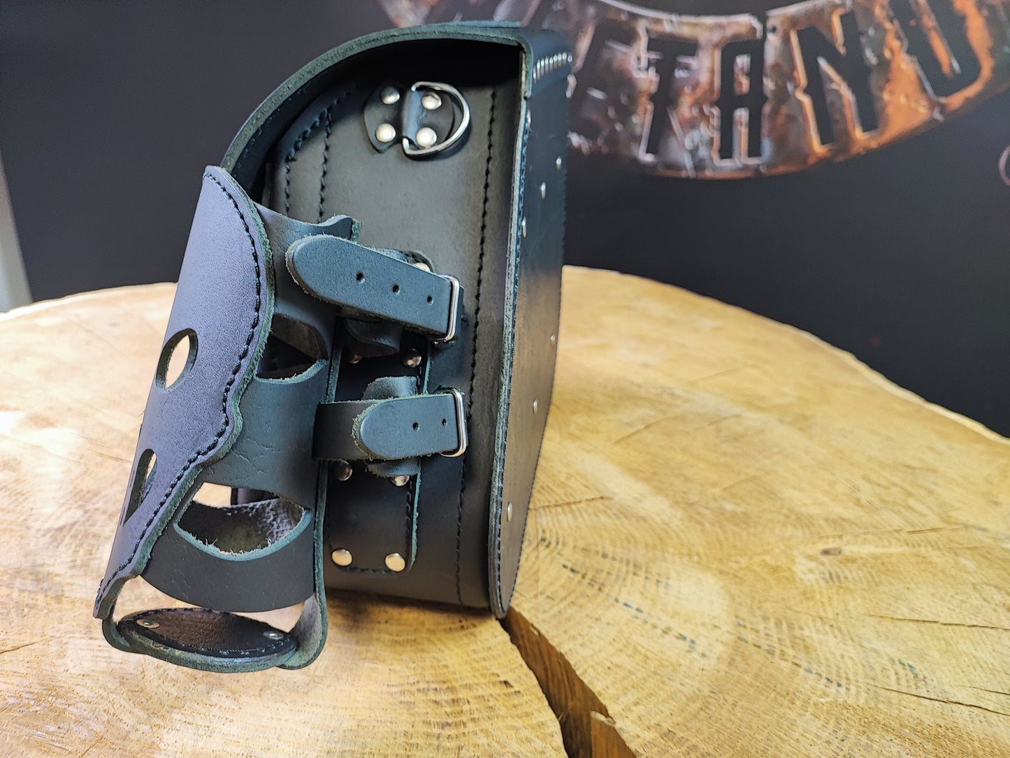 Dyna Skull Schwarz Schwingentasche mit Flaschenhalter passend für Harley-Davidson Street Bob