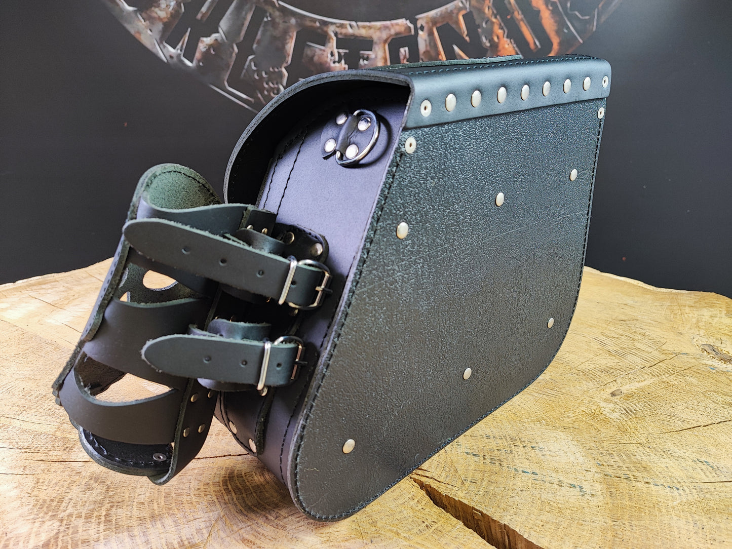 Dyna Skull Schwarz Schwingentasche mit Flaschenhalter passend für Harley-Davidson Street Bob