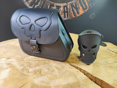 Sporty Skull Blackline Schwingentasche mit Flaschenhalter passend für Harley-Davidson Sportster
