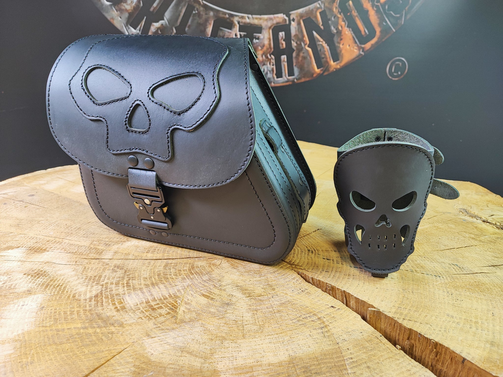 Dyna Skull Blackline Schwingentasche mit Flaschenhalter passend für Harley-Davidson Street Bob