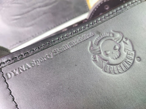 Dyna Skull Blackline Schwingentasche mit Flaschenhalter passend für Harley-Davidson Street Bob