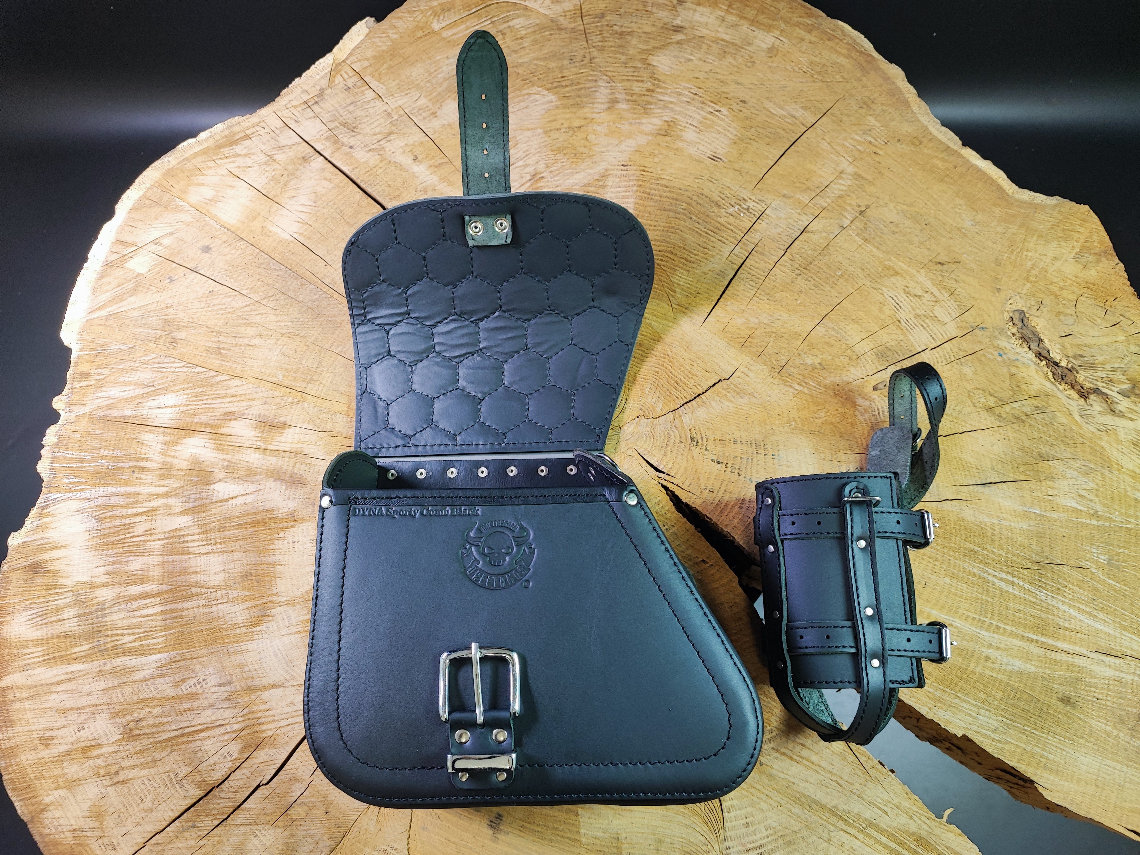 Sporty Comb schwarz Schwingentasche mit Flaschenhalter passend für Harley-Davidson Sportster
