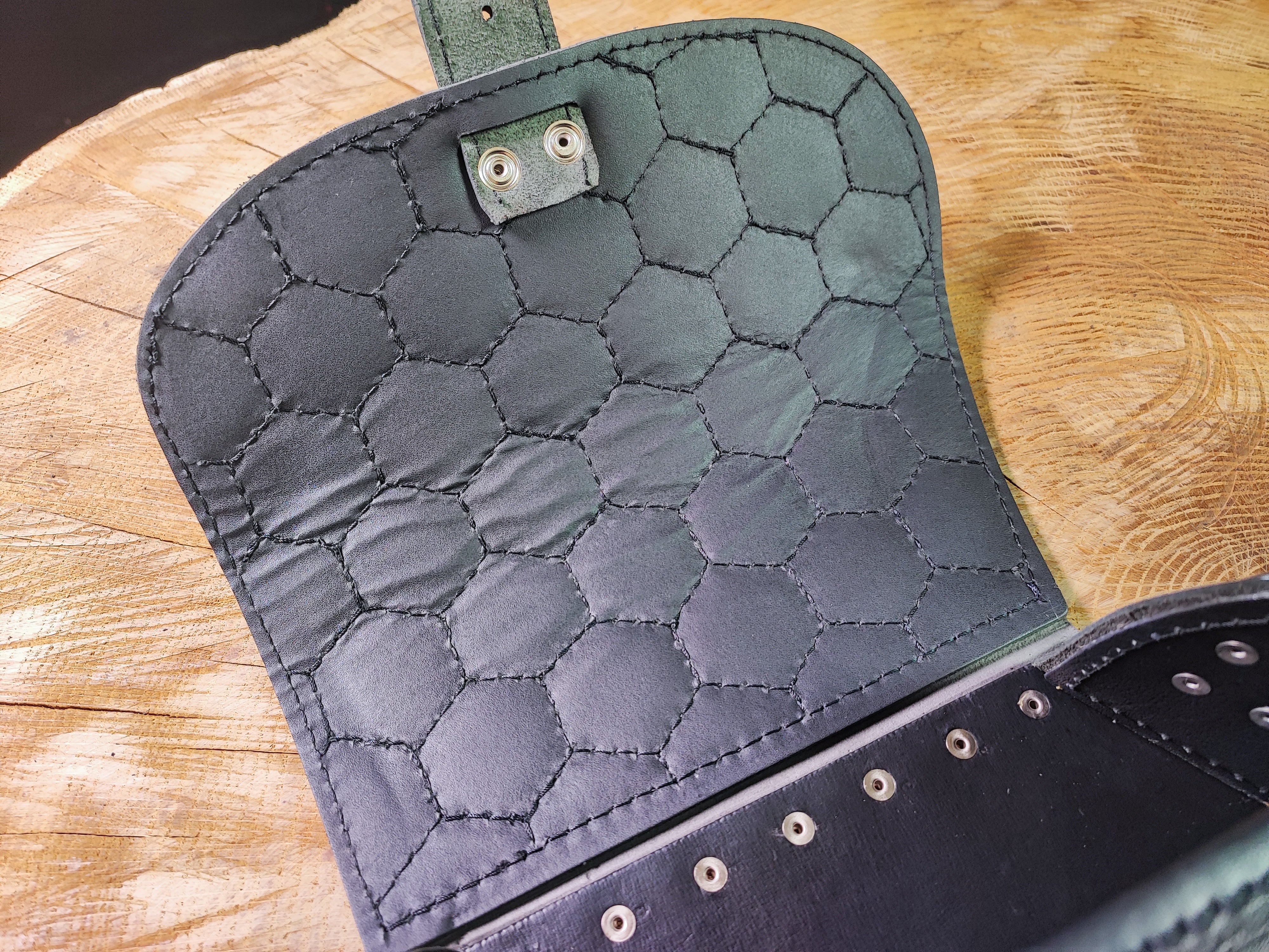 Sporty Comb schwarz Schwingentasche mit Flaschenhalter passend für Harley-Davidson Sportster