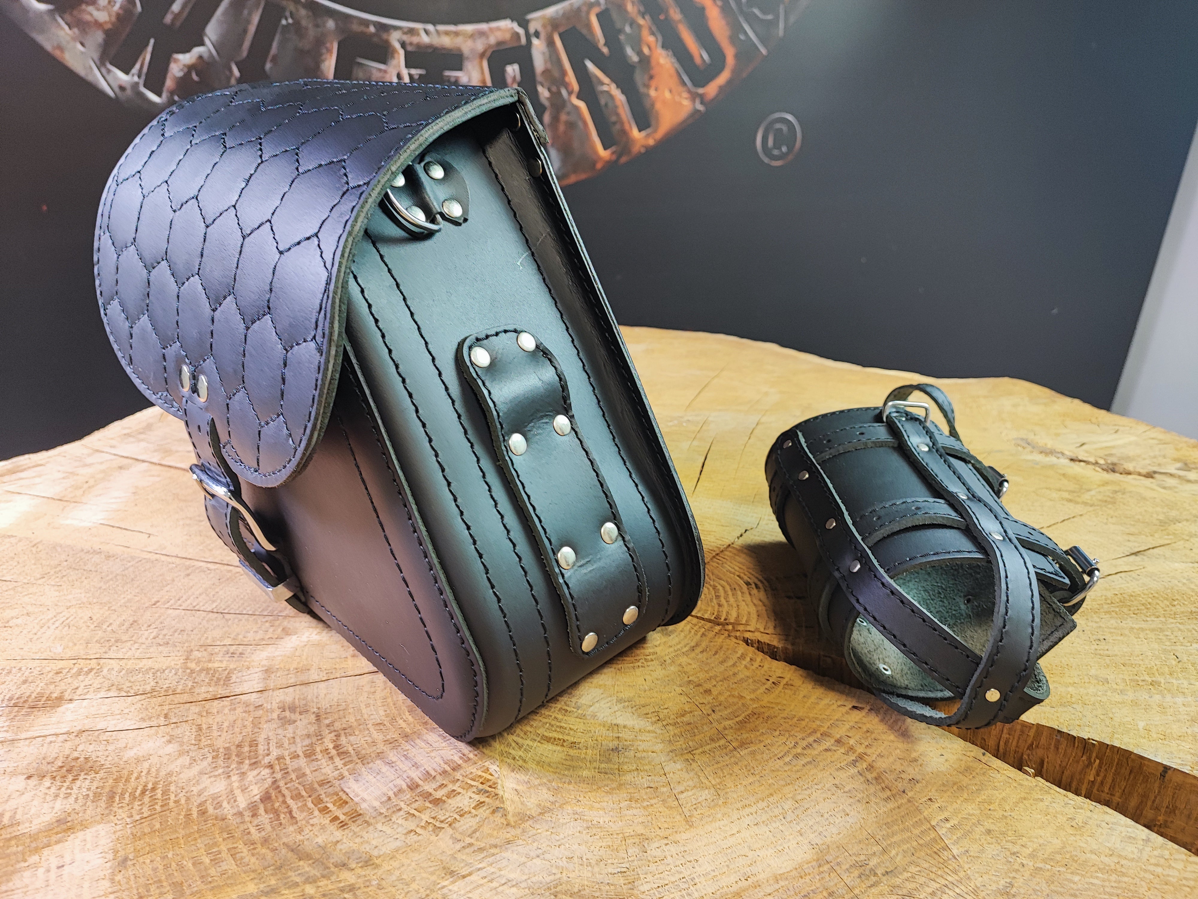 Sporty Comb schwarz Schwingentasche mit Flaschenhalter passend für Harley-Davidson Sportster
