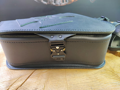 Clean Malteser Blackline Seitentasche mit Flaschenhalter passend für Harley-Davidson Sportster