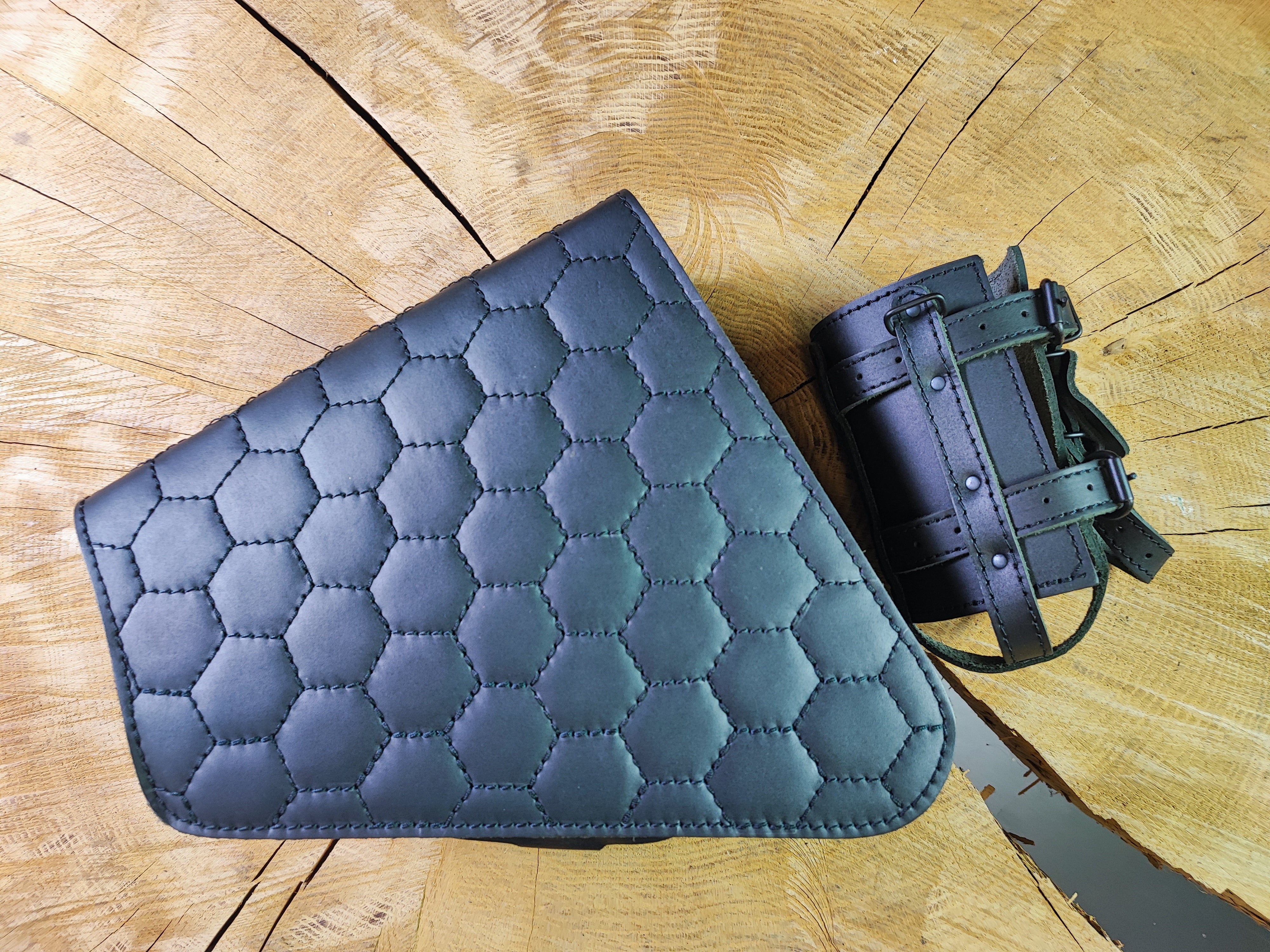 Clean Comb Blackline Seitentasche mit Flaschenhalter passend für Harley-Davidson Sportster