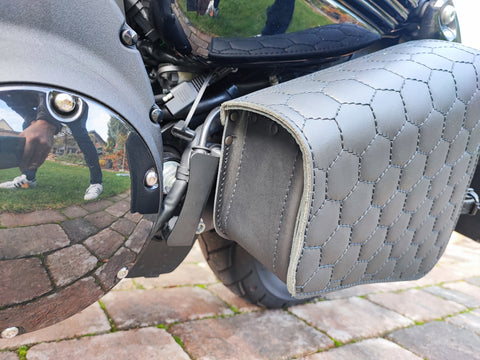 Clean Comb Blackline Seitentasche mit Flaschenhalter passend für Harley-Davidson Sportster