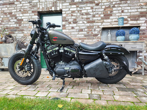 Clean Malteser Blackline Seitentasche mit Flaschenhalter passend für Harley-Davidson Sportster