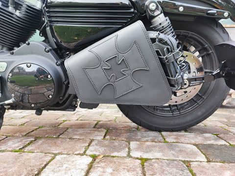 Clean Malteser Blackline Seitentasche mit Flaschenhalter passend für Harley-Davidson Sportster