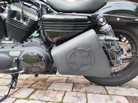 Diva Blackline Seitentasche mit Flaschenhalter passend für Harley-Davidson Sportster