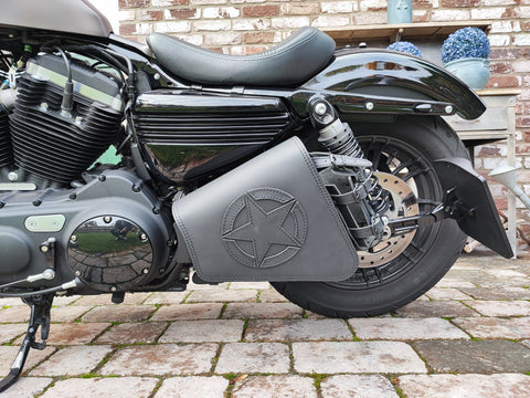 Diva Blackline Seitentasche mit Flaschenhalter passend für Harley-Davidson Sportster