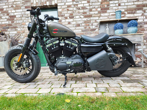 Diva Blackline Seitentasche mit Flaschenhalter passend für Harley-Davidson Sportster