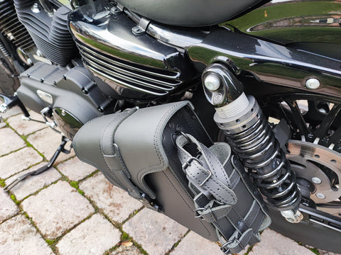 Eos Blackline Seitentasche mit Flaschenhalter passend für Harley-Davidson Sportster