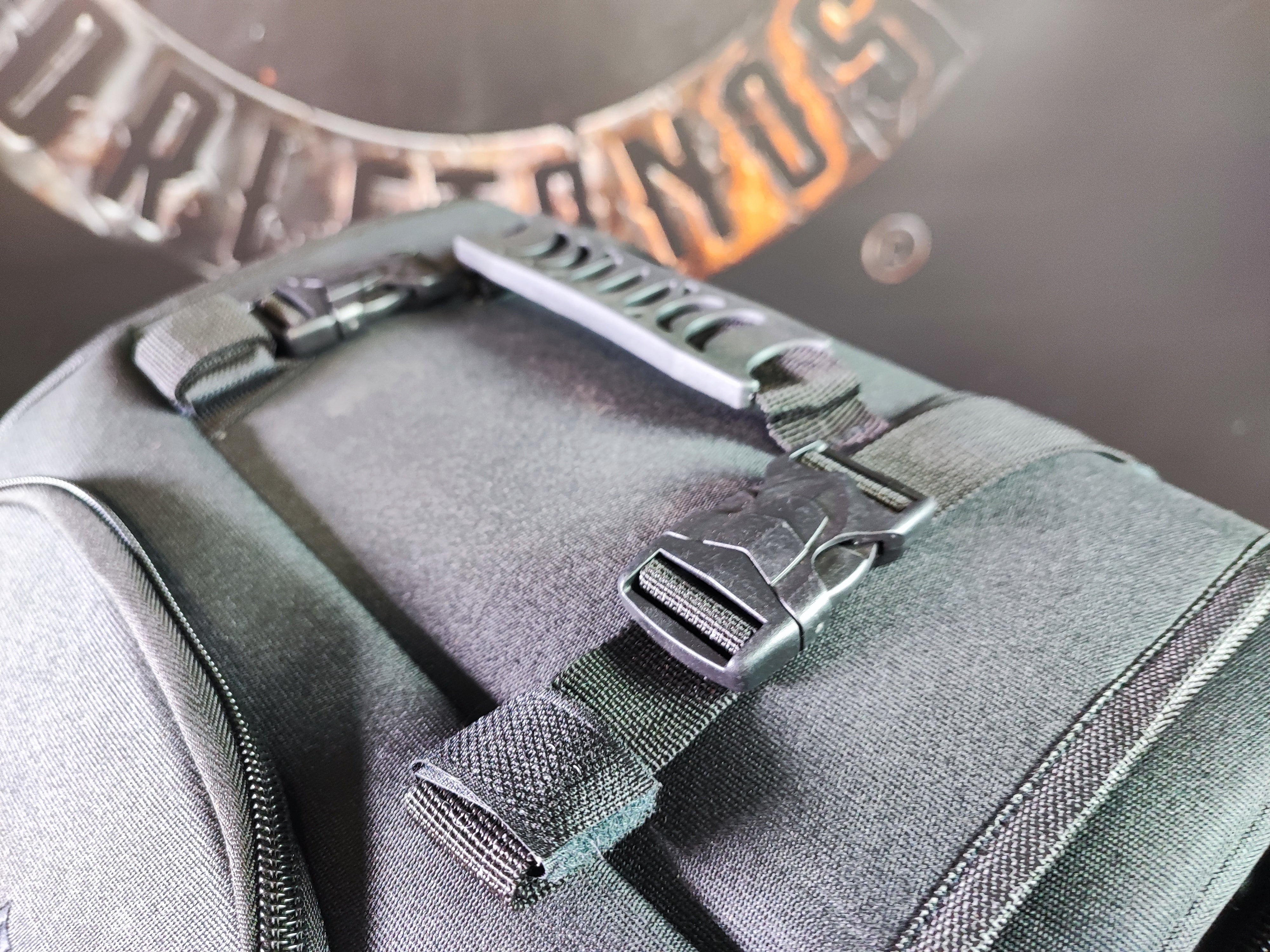 BAG-ROCK L universelle Reisetasche für Sissybar oder Gepäckträger