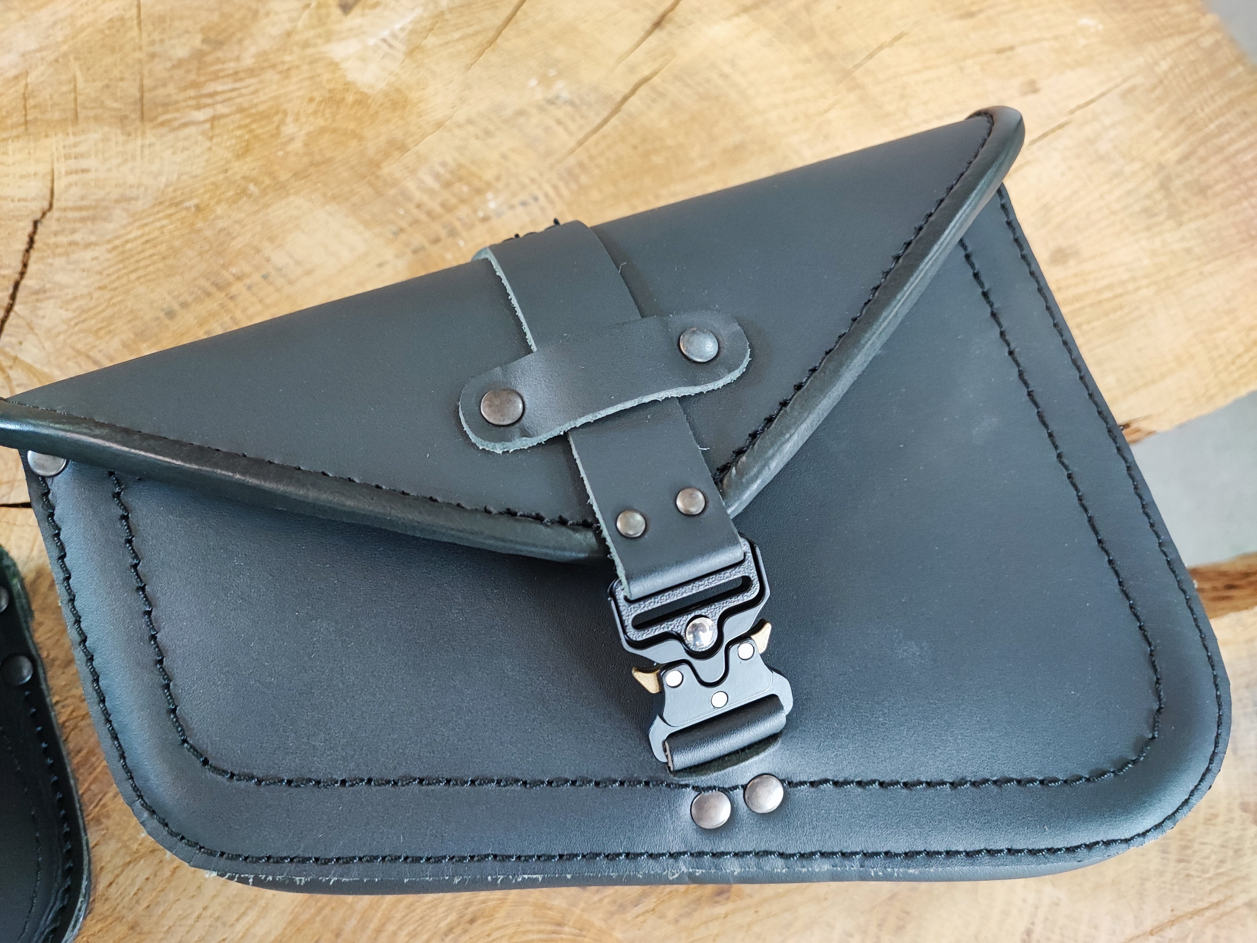 Muscle Blackline Set Seitentaschen passend für Harley-Davidson VROD Modelle