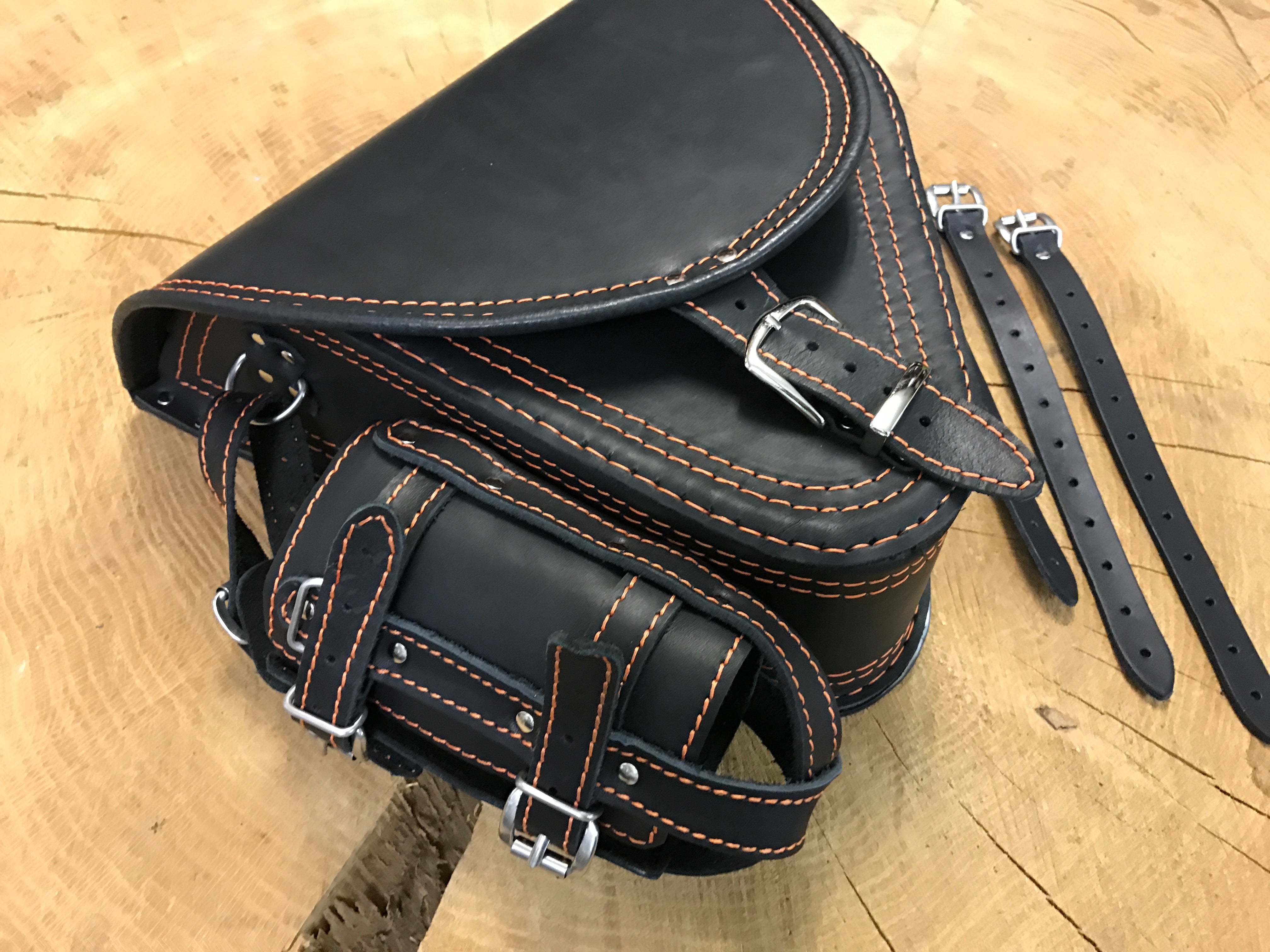Diablo orange Schwingentasche + Schwingenhalter Softail bis 2017