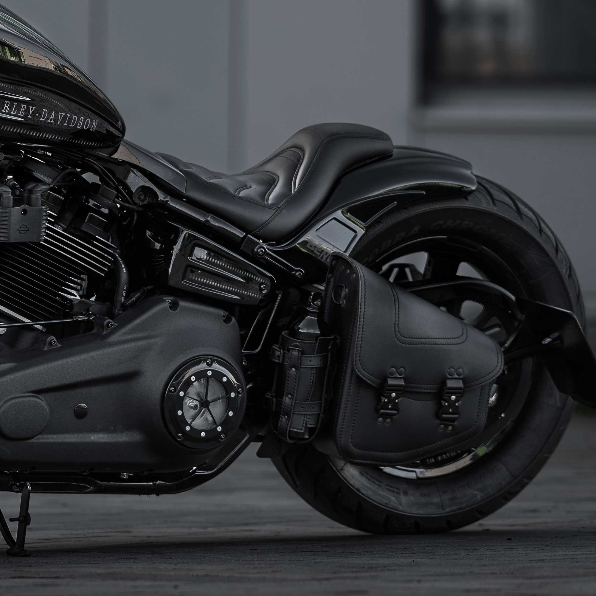 Bullet Blackline Schwingentasche passend für Harley-Davidson Softail