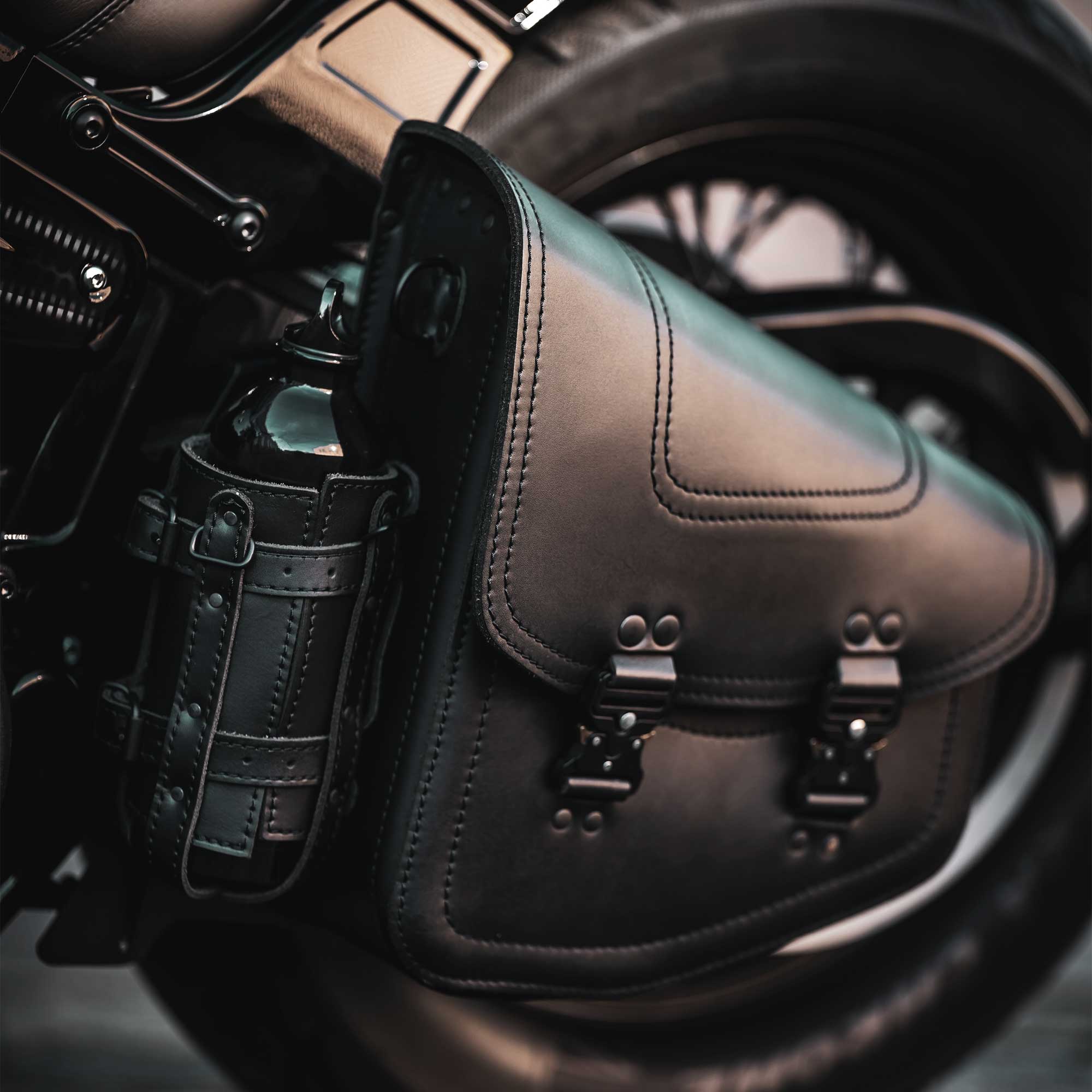 Bullet Blackline Schwingentasche passend für Harley-Davidson Softail