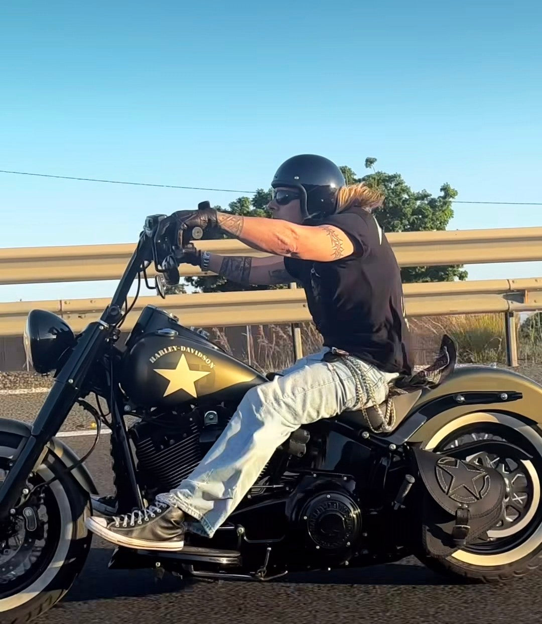 Fortuna Weiß Schwingentasche mit Flaschenhalter passend für Harley-Davidson Softail