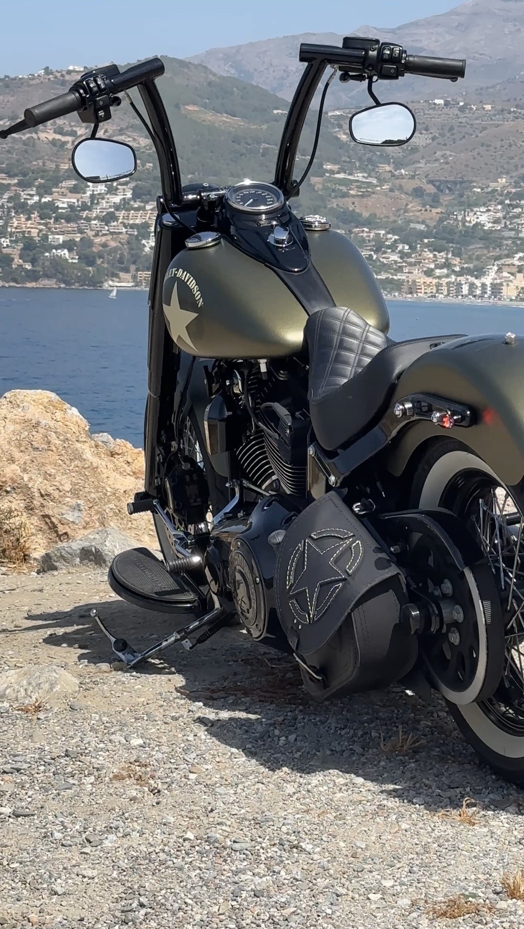 Fortuna Weiß Schwingentasche mit Flaschenhalter passend für Harley-Davidson Softail