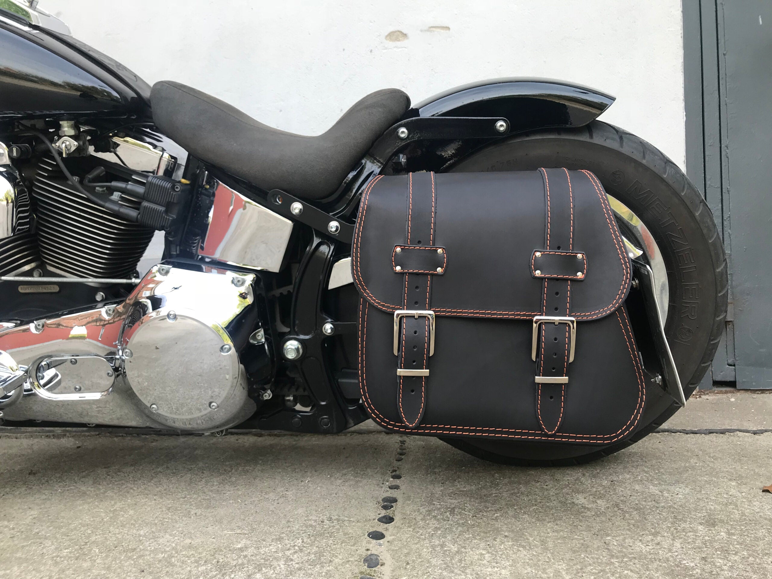 Zeus Orange Seitentasche + Halter XL passend für Softail von 1992 bis 2017