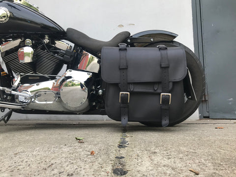 The Big Schwarz Seitentasche + Halter XL passend für Softail von 1992 bis 2017