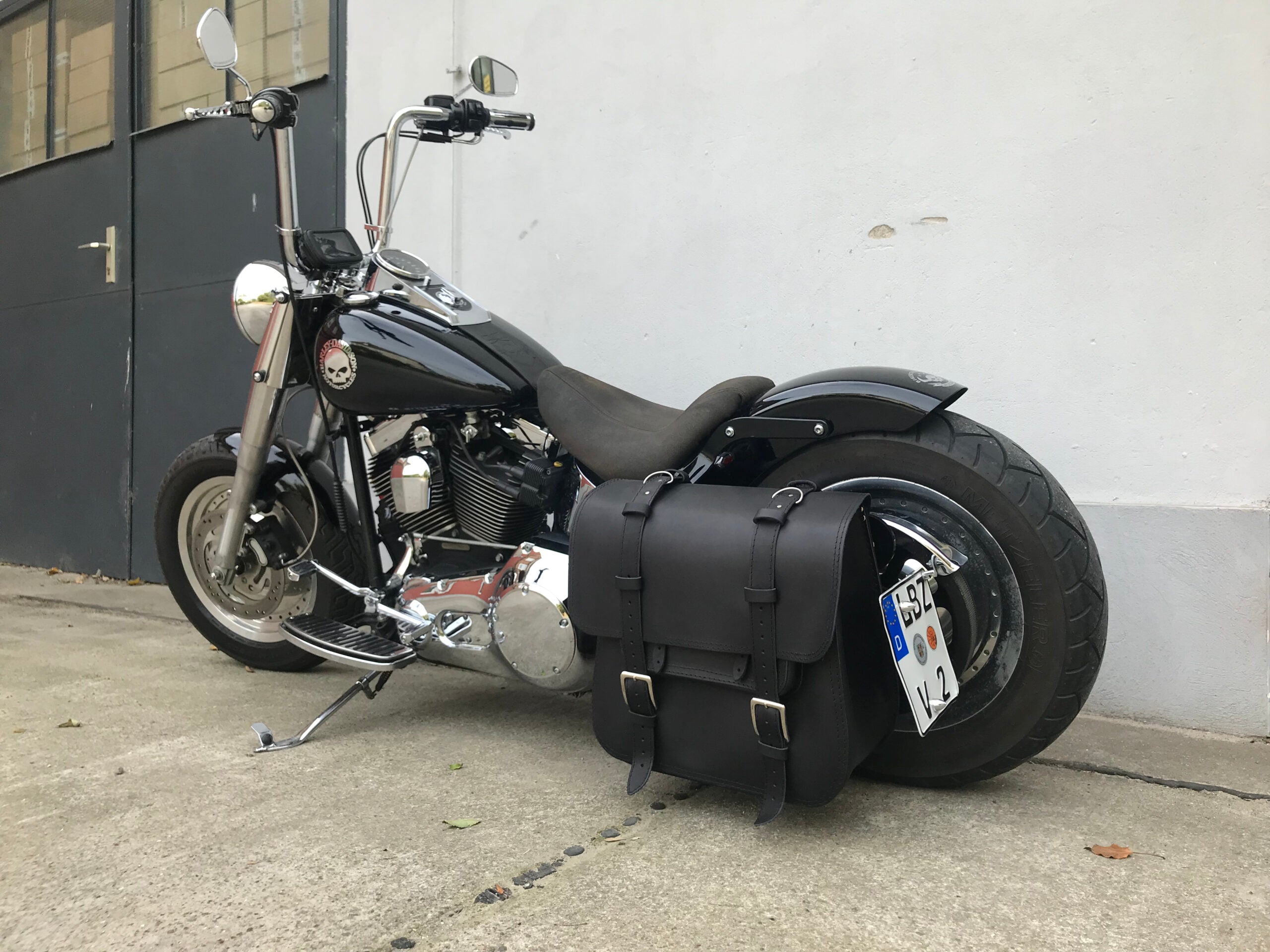 The Big Schwarz Seitentasche + Halter XL passend für Softail von 1992 bis 2017